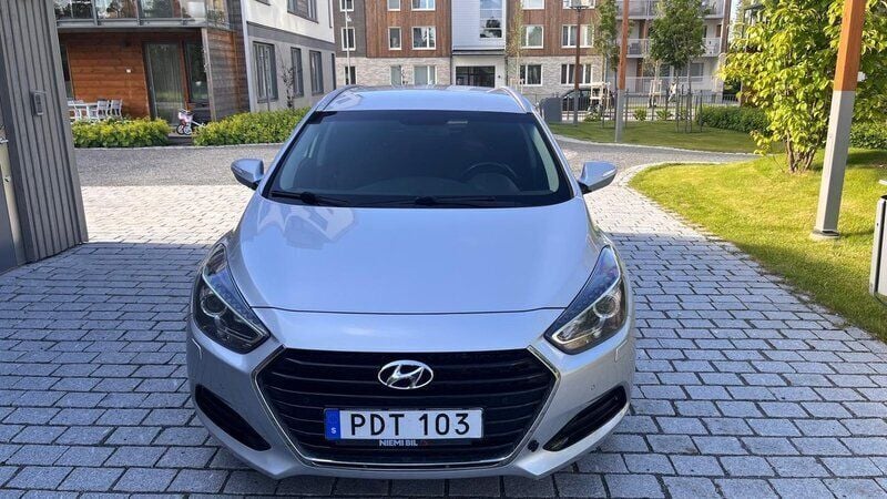 Silver Begagnad 2017 Hyundai i40 Kombi | 125 000 kr (Marknadspris) - Bild 1/4