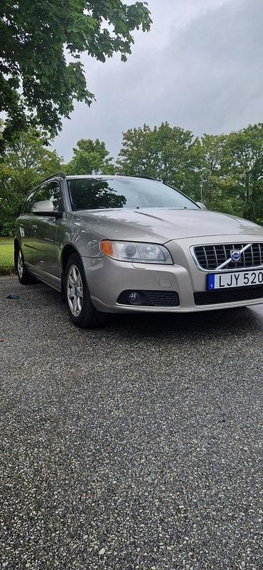 Brun Begagnad 2009 Volvo V70 Momentum Kombi | 69 000 kr (Marknadspris) - Bild 1/4