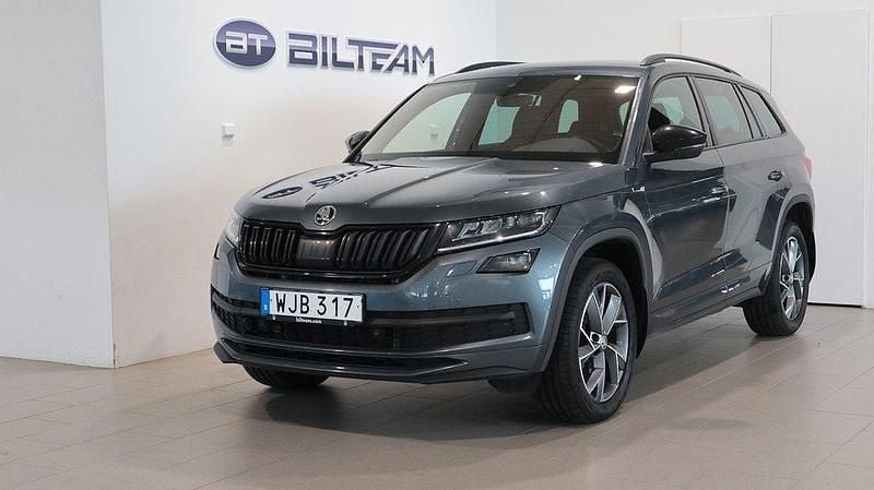 Grå ( quartz grey metallic) Begagnad 2018 Skoda Kodiaq SportLine SUV | 314 900 kr (Marknadspris) - Bild 1/4