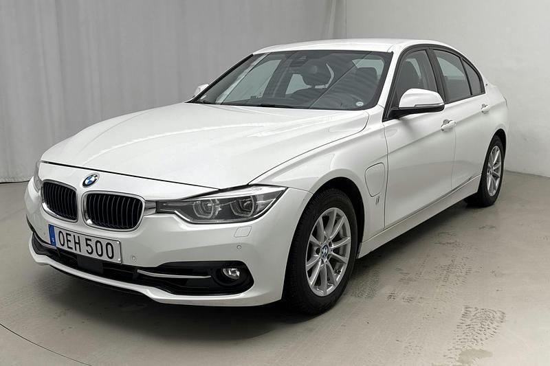 Vit Begagnad 2017 BMW 330 Sport Line Sedan | 149 000 kr (Superpris) - Bild 1/4