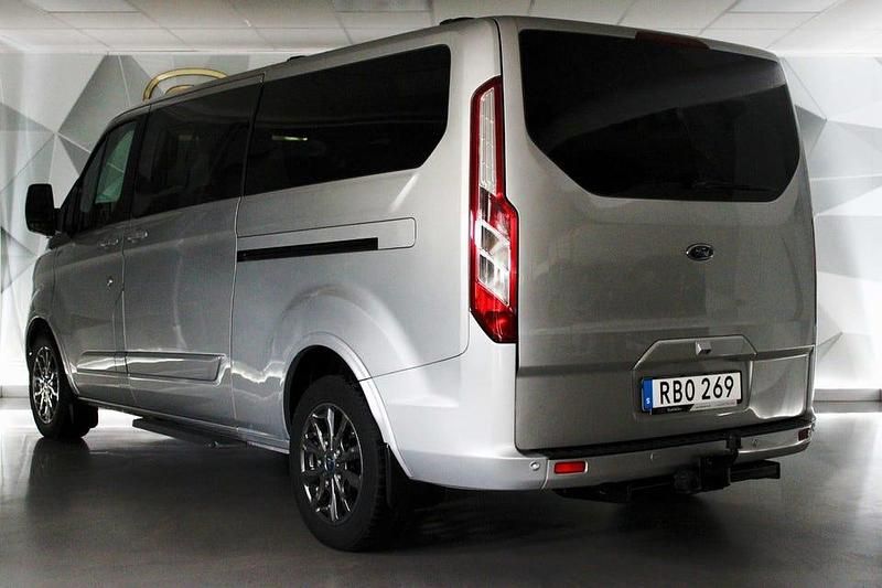 Begagnad Ford Tourneo Custom Titanium 185 HK (136 kW) 2022 Silver Van