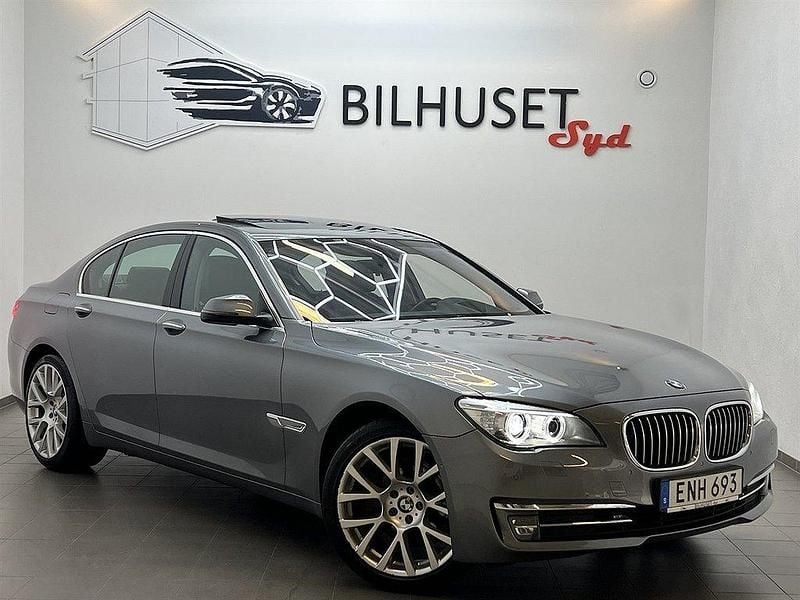 Grå Begagnad 2014 BMW 730 Sedan | 238 500 kr (Bra pris) - Bild 1/4