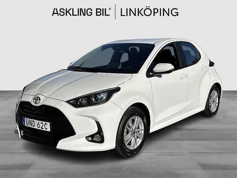 Vit Begagnad 2024 Toyota Yaris Hybrid Active Halvkombi | 239 000 kr (Marknadspris) - Bild 1/4