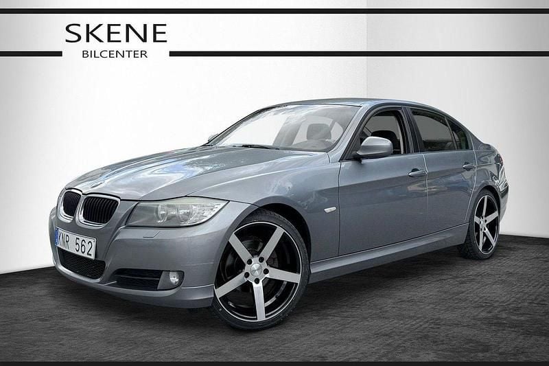 Grå Begagnad 2009 BMW 318 Comfort Edition Sedan | 57 500 kr (Marknadspris) - Bild 1/4