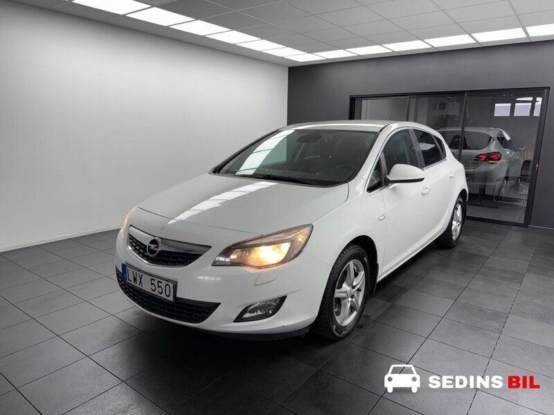 Vit Begagnad 2011 Opel Astra Enjoy Halvkombi | 34 900 kr (Lite dyr) - Bild 1/4