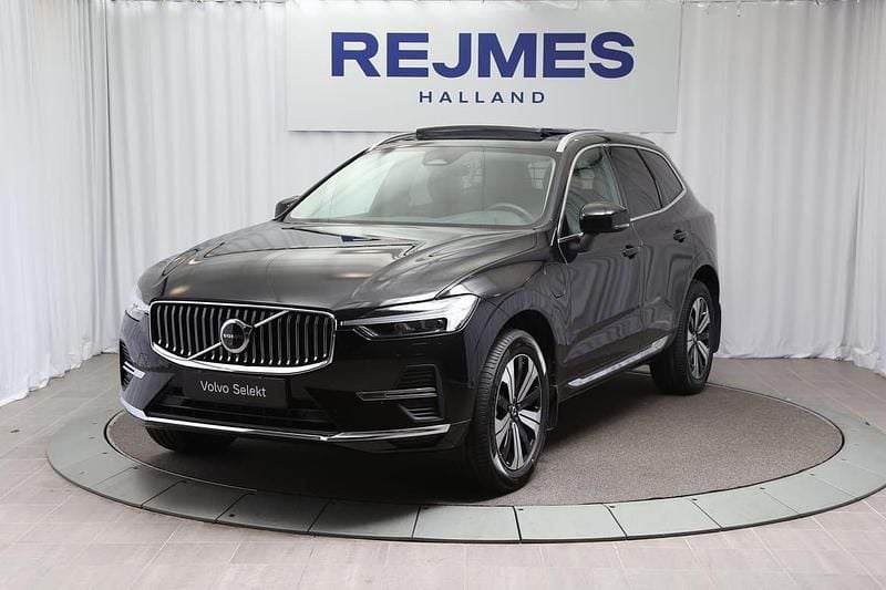 Svart Begagnad 2025 Volvo XC60 Plus SUV | 559 500 kr (Marknadspris) - Bild 1/4