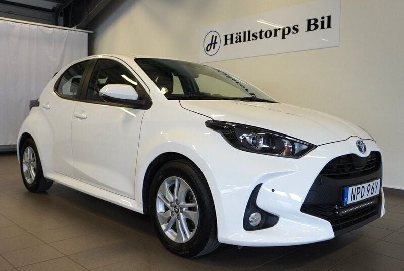 Vit Begagnad 2023 Toyota Yaris Hybrid Active Halvkombi | 219 900 kr (Lite dyr) - Bild 1/4