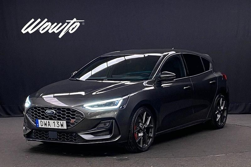 Grå Begagnad 2023 Ford Focus ST Halvkombi | 389 800 kr - Bild 1/3