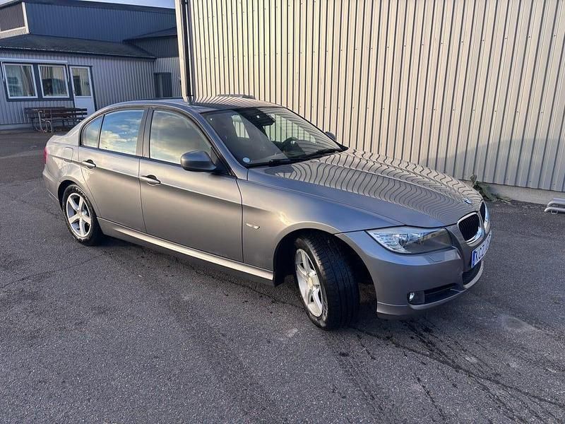 Grå metallic Begagnad 2010 BMW 320 Sedan | 55 000 kr (Marknadspris) - Bild 1/4
