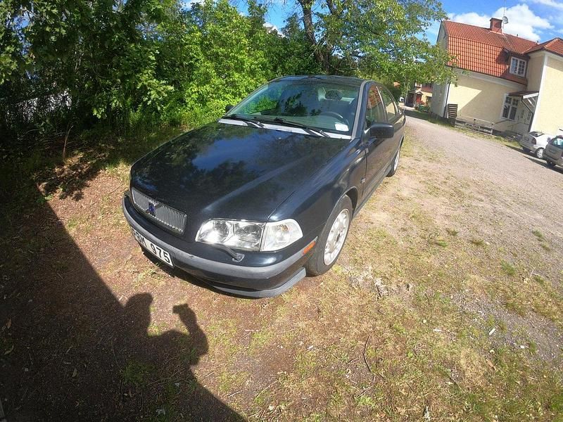 Svart Begagnad 2000 Volvo S40 Sedan | 16 000 kr (Marknadspris) - Bild 1/4