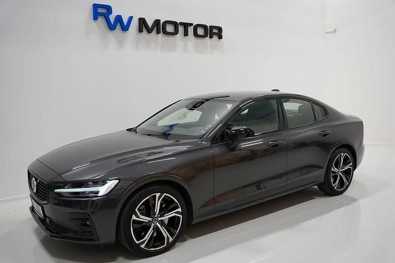 Grå Begagnad 2022 Volvo S60 R-Design Sedan | 369 800 kr (Bra pris) - Bild 1/4