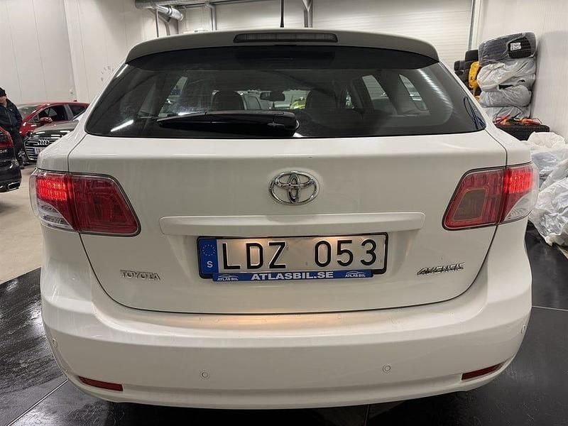 Begagnad Toyota Avensis Business Edition 150 HK (110 kW) 2010 Vit Kombi