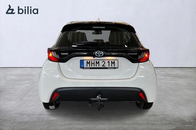 Begagnad Toyota Yaris Hybrid Active 117 HK (86 kW) 2022 Vit Halvkombi