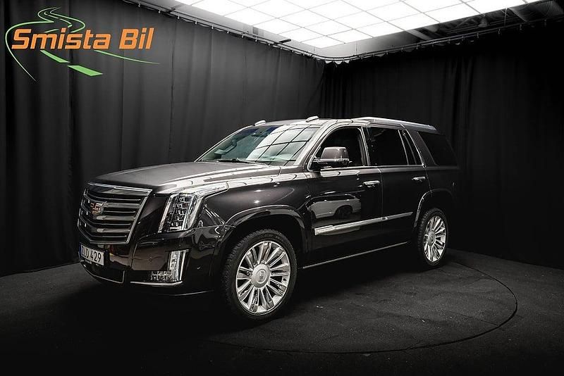 Grå Begagnad 2017 Cadillac Escalade SUV | 569 800 kr (Bra pris) - Bild 1/4