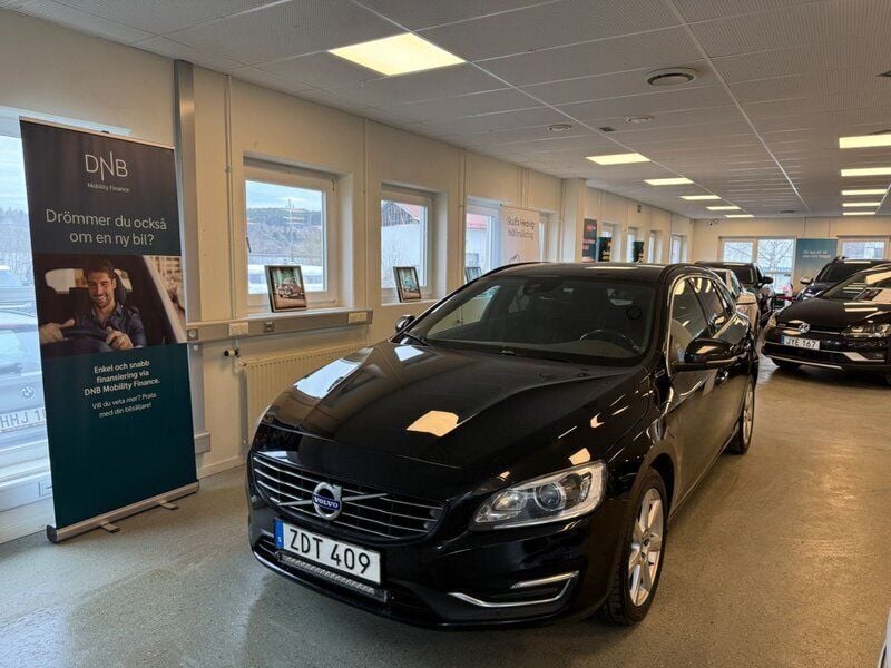 Svart Begagnad 2018 Volvo V60 Momentum Kombi | 179 900 kr (Bra pris) - Bild 1/4