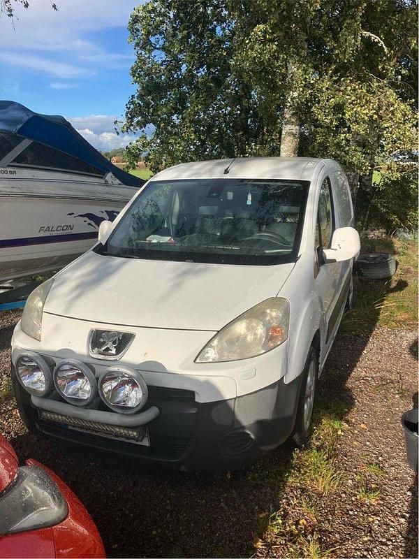 Vit Begagnad 2010 Peugeot Partner Minibuss | 9 500 kr (Bra pris) - Bild 1/4