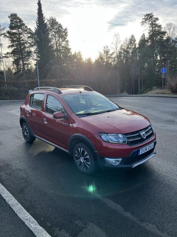 Röd Begagnad 2015 Dacia Sandero Stepway Halvkombi | 38 000 kr (Bra pris) - Bild 1/4