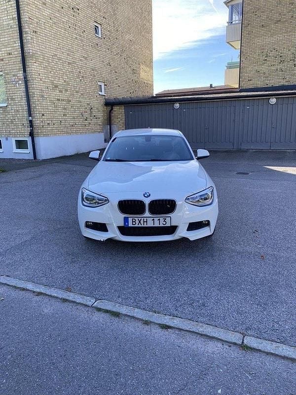 Vit Begagnad 2015 BMW 116 M Sport Halvkombi | 105 000 kr (Bra pris) - Bild 1/4