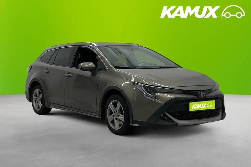 Grön Begagnad 2022 Toyota Corolla Kombi | 274 800 kr (Marknadspris) - Bild 1/3