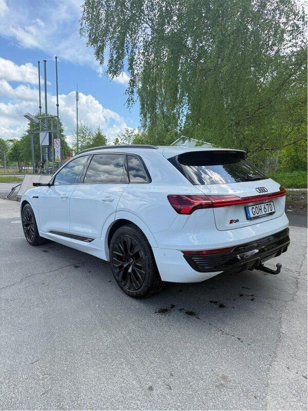 Vit Begagnad 2024 Audi Q8 e-tron S-Line SUV | 799 000 kr (Dyr) - Bild 1/4