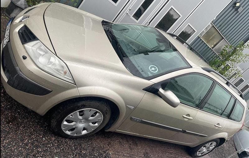 Grå Begagnad 2006 Renault Mégane GrandTour Kombi | 32 000 kr (Marknadspris) - Bild 1/4