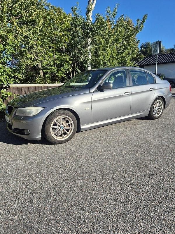 Grå Begagnad 2011 BMW 320 Comfort Edition Sedan | 78 000 kr (Bra pris) - Bild 1/4