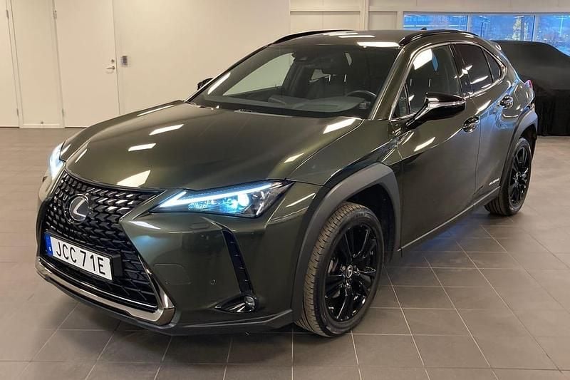Grön Begagnad 2022 Lexus UX 250h Sport Line SUV | 319 000 kr (Marknadspris) - Bild 1/4