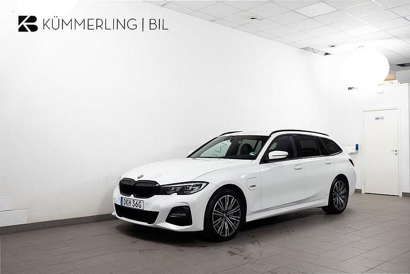 Vit Begagnad 2022 BMW 330e M Sport Kombi | 349 900 kr (Bra pris) - Bild 1/4