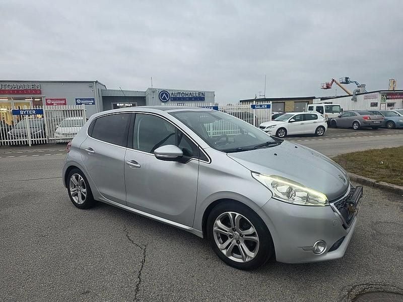 Grå Begagnad 2013 Peugeot 208 Halvkombi | 64 900 kr (Dyr) - Bild 1/4