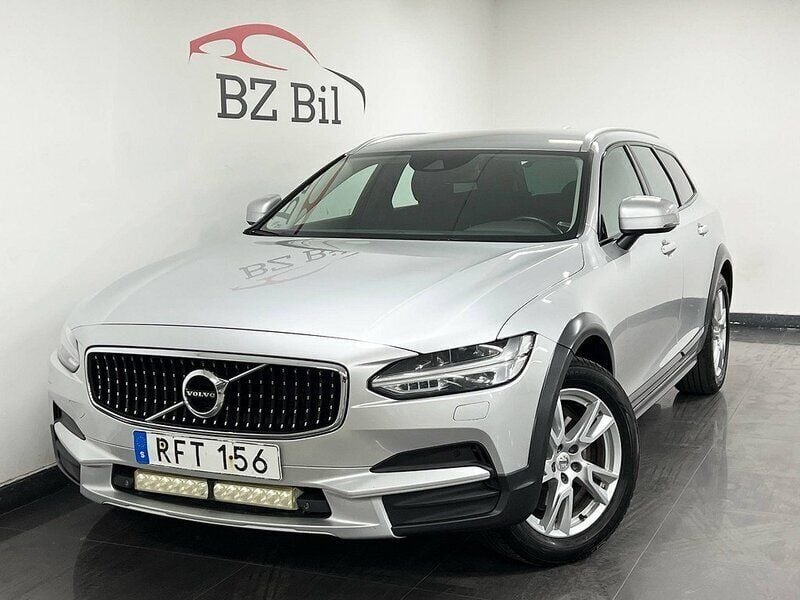 Silver Begagnad 2018 Volvo V90 CC Momentum Kombi | 209 900 kr (Marknadspris) - Bild 1/4