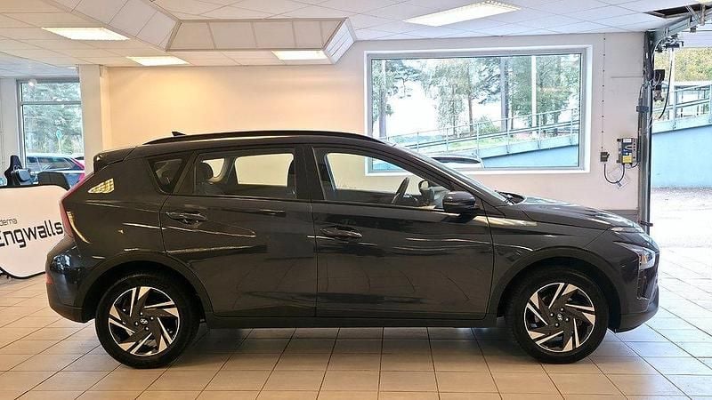 Grå Begagnad 2022 Hyundai Bayon Essential SUV | 169 900 kr (Marknadspris) - Bild 1/4