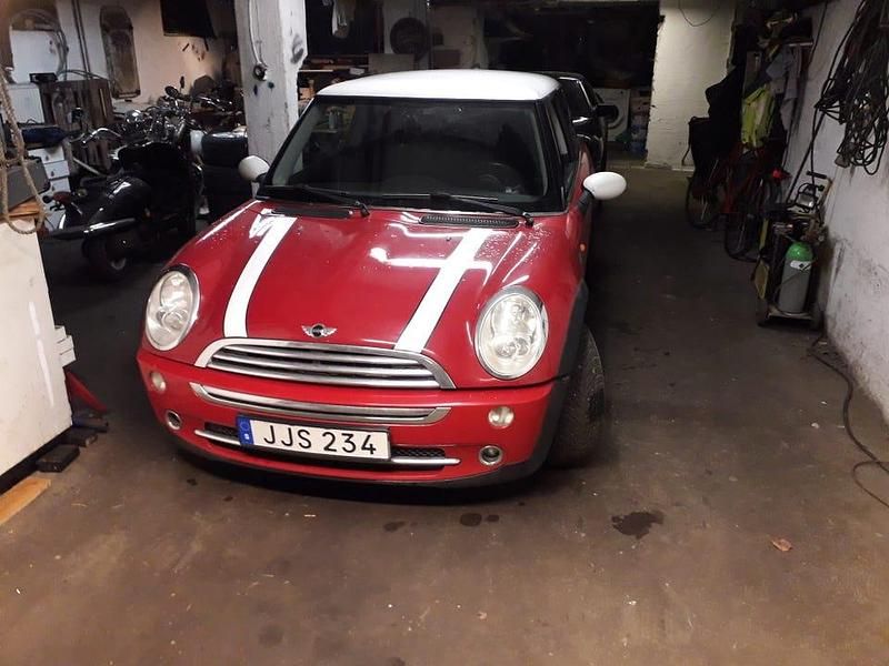 Röd/vit tak Begagnad 2007 Mini Cooper Halvkombi | 28 500 kr (Bra pris) - Bild 1/2