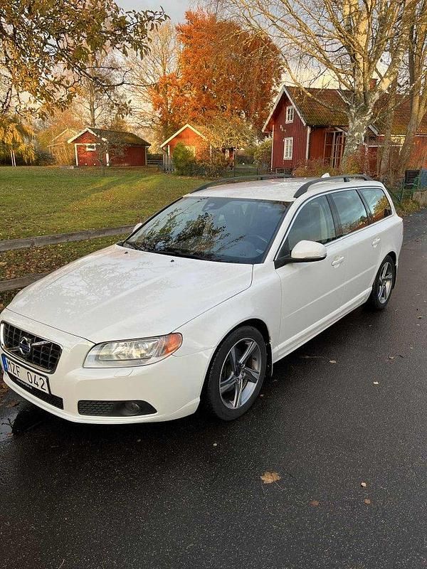 Vit Begagnad 2013 Volvo V70 Momentum Kombi | 95 000 kr (Marknadspris) - Bild 1/4