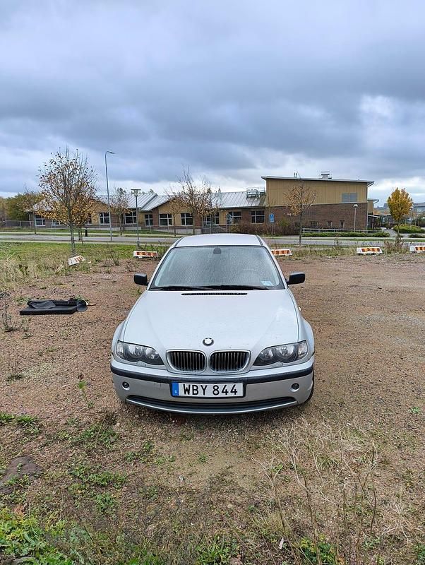 Begagnad BMW 318 143 HK (105 kW) 2004 Grå Sedan