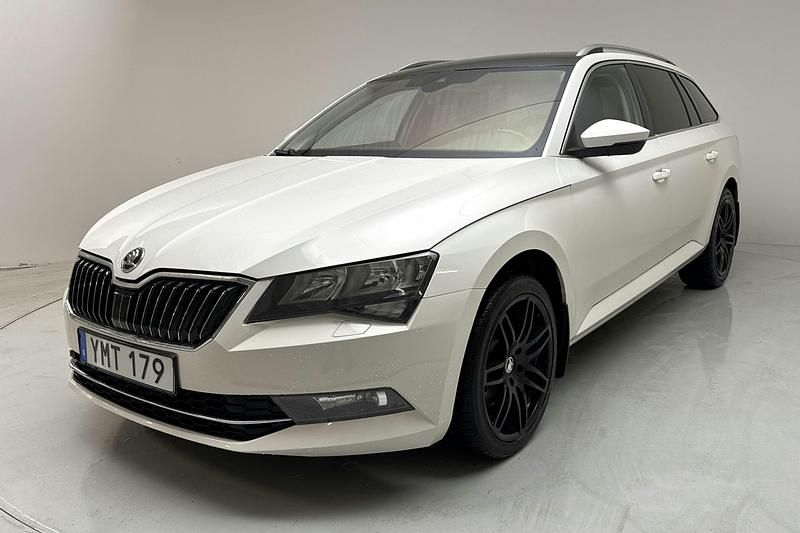 Vit Begagnad 2018 Skoda Superb Kombi | 120 000 kr (Marknadspris) - Bild 1/4