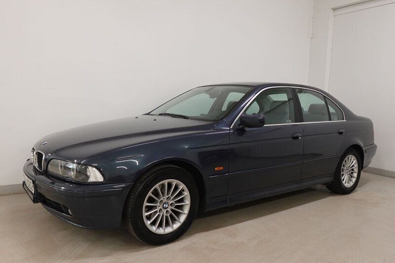 Mörkblå (blå) Begagnad 2003 BMW 525 Sedan | 29 900 kr (Bra pris) - Bild 1/4