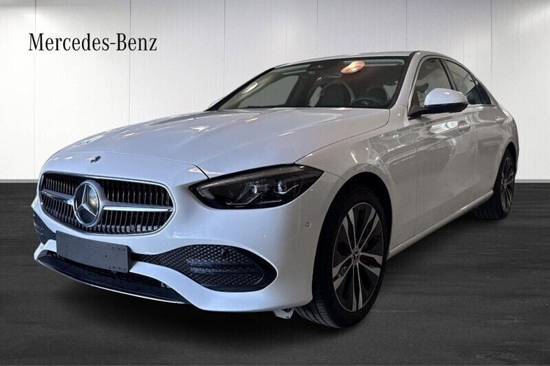 Vit (white) Ny 2024 Mercedes C300e Avantgarde Sedan | 579 250 kr (Marknadspris) - Bild 1/4
