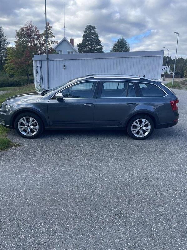 Grå Begagnad 2016 Skoda Octavia Scout Business Line Kombi | 189 000 kr (Marknadspris) - Bild 1/4