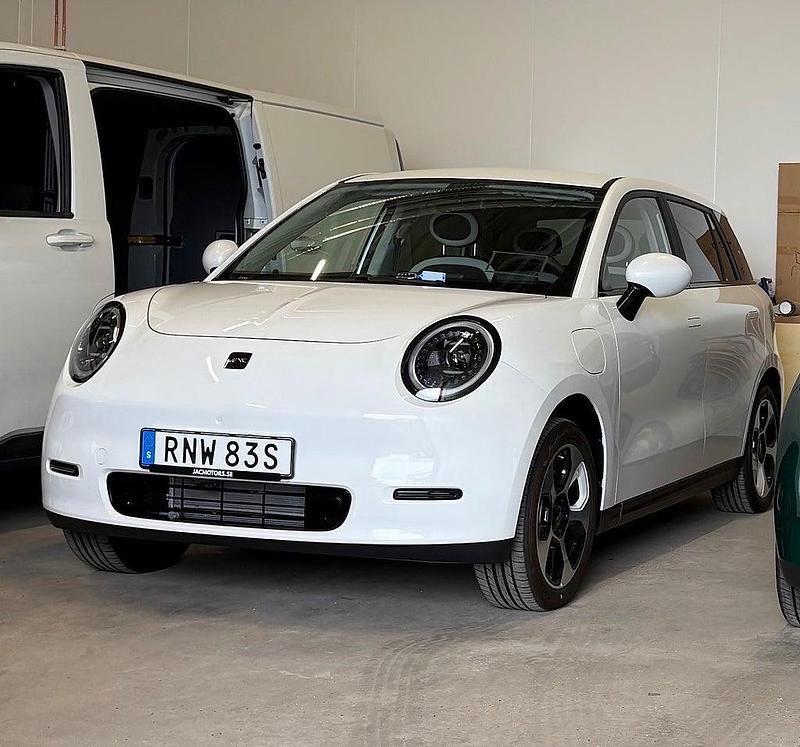 Vit Ny 2025 JAC E30X Halvkombi | 279 900 kr - Bild 1/2