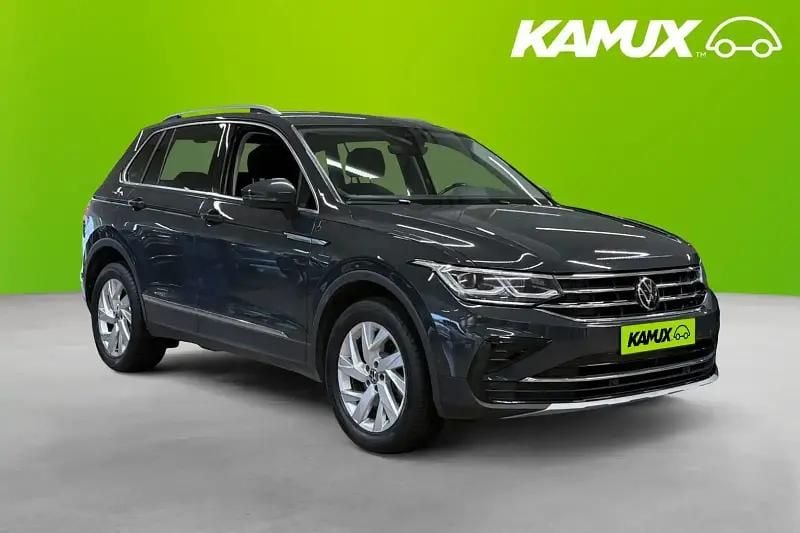 Silver/grå Begagnad 2022 VW Tiguan SUV | 298 800 kr (Marknadspris) - Bild 1/4