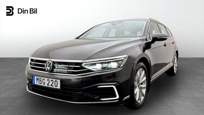 Mörkgrå Begagnad 2023 VW Passat Executive Kombi | 379 900 kr (Marknadspris) - Bild 1/4