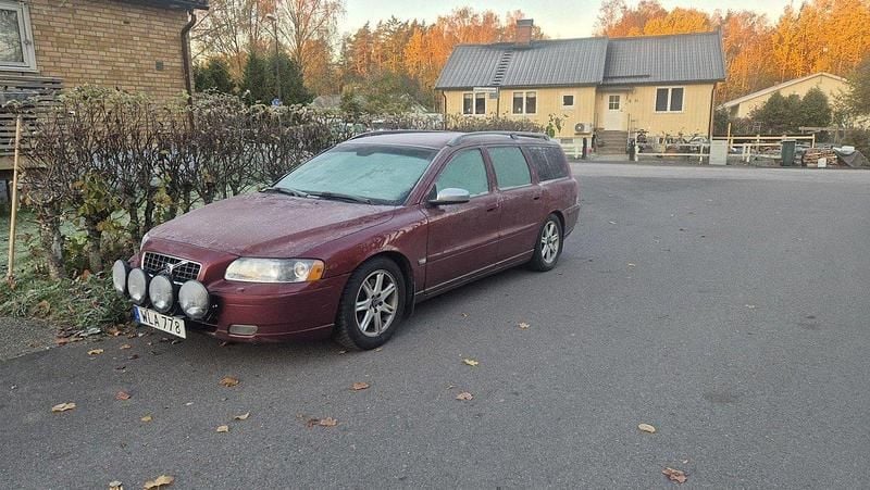 Röd Begagnad 2005 Volvo V70 Momentum Kombi | 15 000 kr (Bra pris) - Bild 1/4