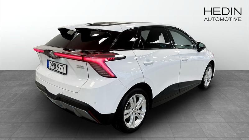 Begagnad MG MG4 EV Luxury 150 kW (204 HK) 2022 Vit Halvkombi