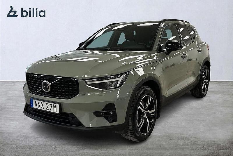 Grön Begagnad 2023 Volvo XC40 Plus SUV | 374 900 kr (Marknadspris) - Bild 1/3