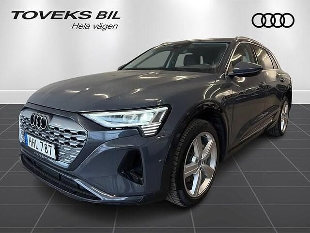 Grå Begagnad 2023 Audi Q8 e-tron Design SUV | 499 000 kr (Marknadspris) - Bild 1/4