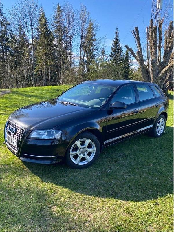 Svart Begagnad 2013 Audi A3 Sportback Attraction Halvkombi | 48 500 kr (Marknadspris) - Bild 1/4
