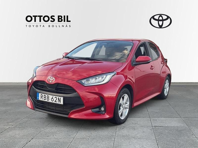 Röd Begagnad 2024 Toyota Yaris Hybrid Active Halvkombi | 259 000 kr (Marknadspris) - Bild 1/4