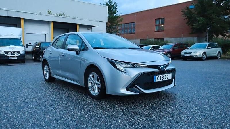 Silver Begagnad 2020 Toyota Corolla Hybrid Active Halvkombi | 199 700 kr (Marknadspris) - Bild 1/4