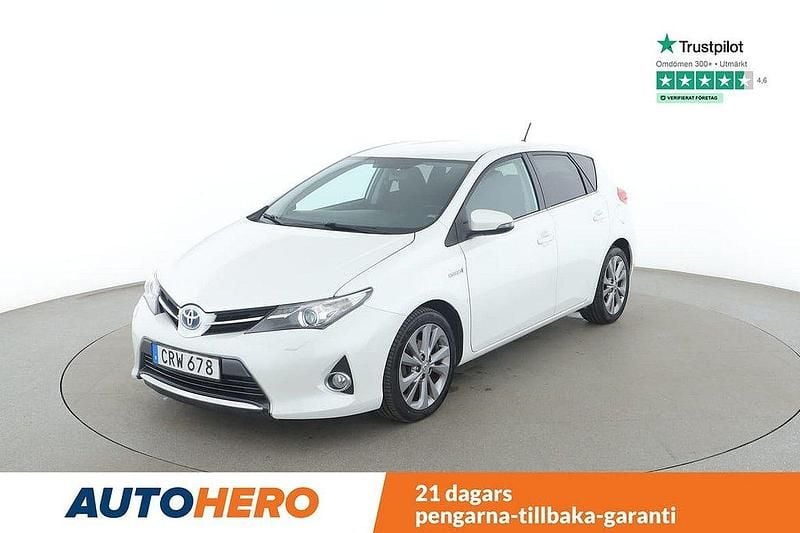 Vit Begagnad 2013 Toyota Auris Hybrid Halvkombi | 144 000 kr (Marknadspris) - Bild 1/4