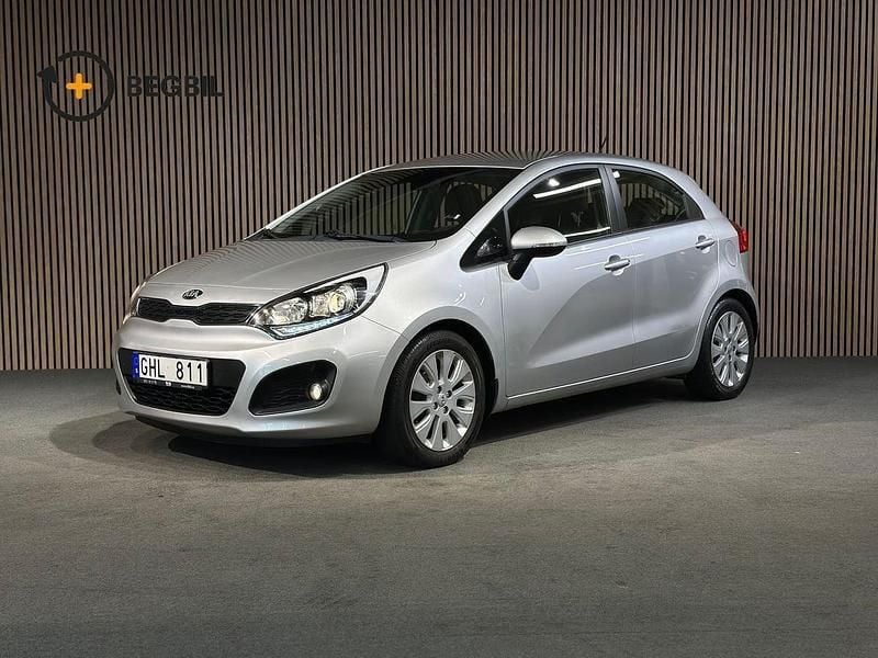 Grå Begagnad 2013 Kia Rio 4 Halvkombi | 82 600 kr (Marknadspris) - Bild 1/4